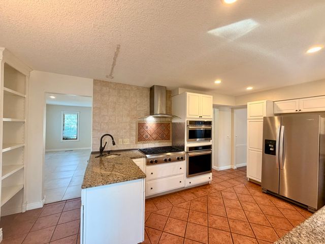 1828 NW 87th Place, Clive, IA 50325