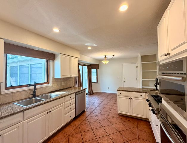 1828 NW 87th Place, Clive, IA 50325
