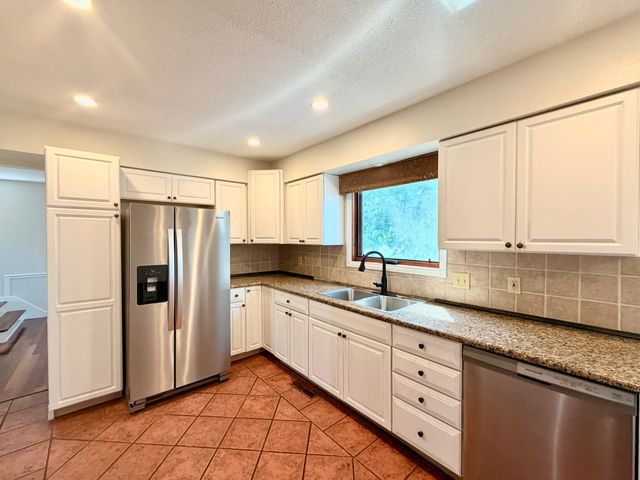 1828 NW 87th Place, Clive, IA 50325