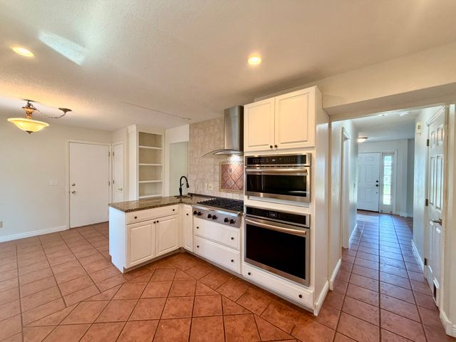 1828 NW 87th Place, Clive, IA 50325