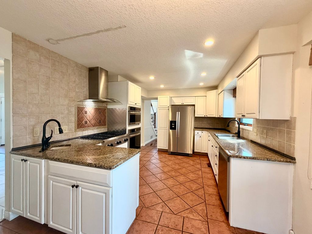 1828 NW 87th Place, Clive, IA 50325