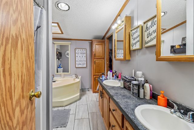 208 S East Avenue, Lacona, IA 50139