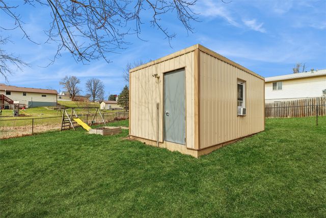 208 S East Avenue, Lacona, IA 50139