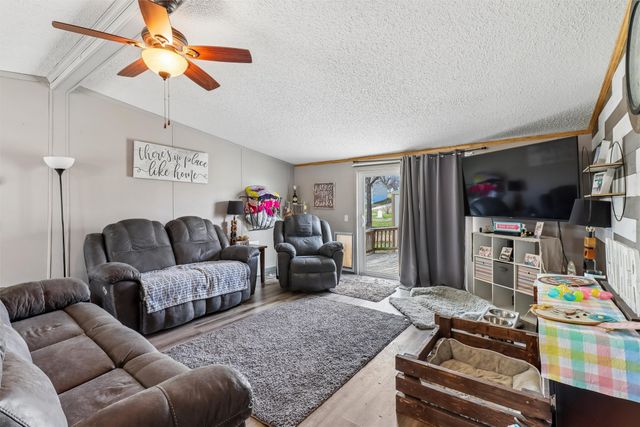208 S East Avenue, Lacona, IA 50139