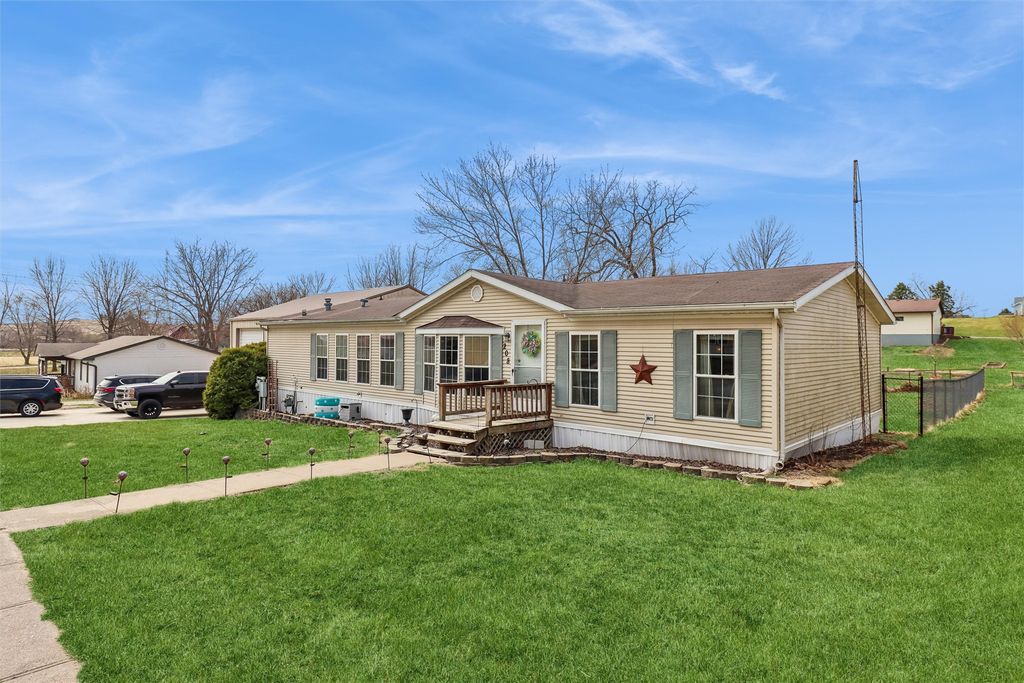 208 S East Avenue, Lacona, IA 50139