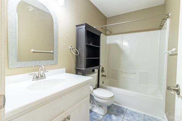 2865 Winners Cir Dr, Navarre, FL 32566