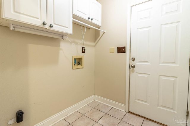 2865 Winners Cir Dr, Navarre, FL 32566