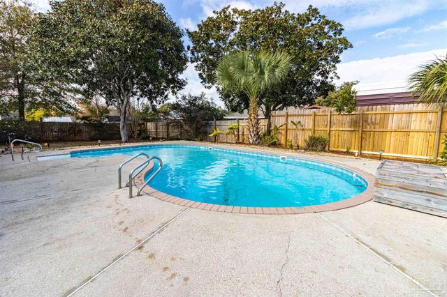 2865 Winners Cir Dr, Navarre, FL 32566