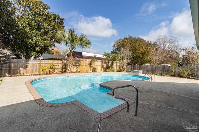 2865 Winners Cir Dr, Navarre, FL 32566