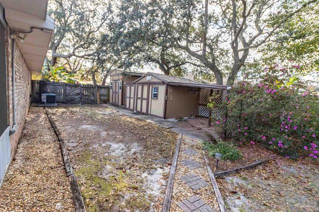 2865 Winners Cir Dr, Navarre, FL 32566