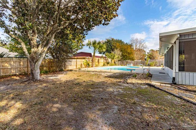 2865 Winners Cir Dr, Navarre, FL 32566