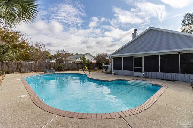 2865 Winners Cir Dr, Navarre, FL 32566