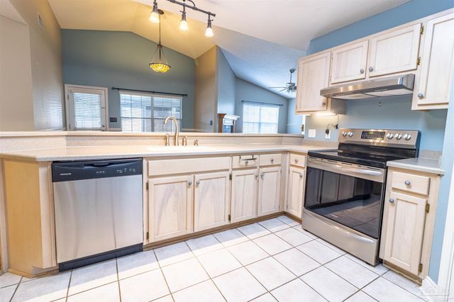 2865 Winners Cir Dr, Navarre, FL 32566