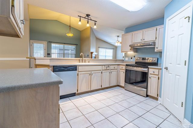 2865 Winners Cir Dr, Navarre, FL 32566