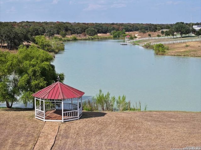 112 S ABREGO XING, Floresville, TX 78114