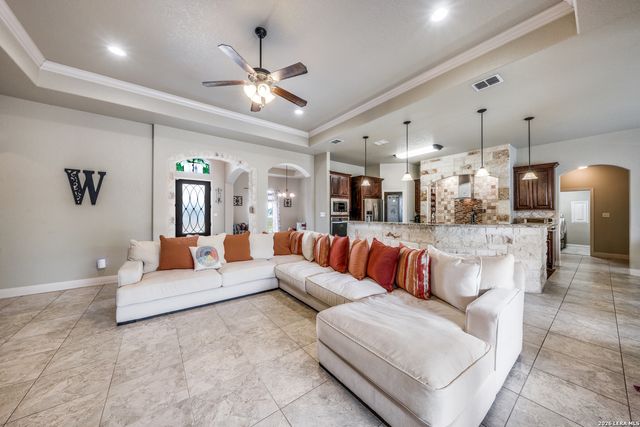 112 S ABREGO XING, Floresville, TX 78114