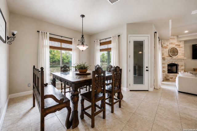 112 S ABREGO XING, Floresville, TX 78114