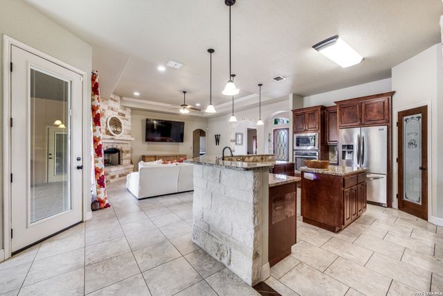 112 S ABREGO XING, Floresville, TX 78114