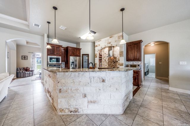 112 S ABREGO XING, Floresville, TX 78114