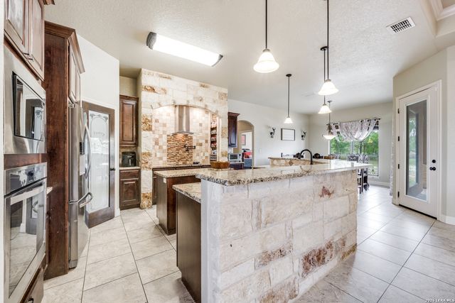 112 S ABREGO XING, Floresville, TX 78114
