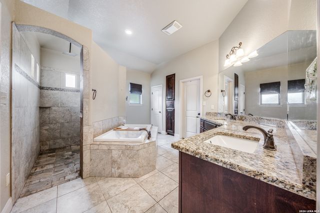 112 S ABREGO XING, Floresville, TX 78114