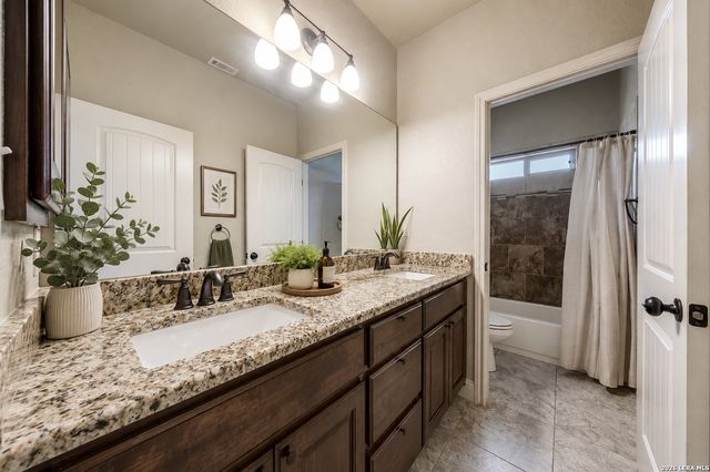 112 S ABREGO XING, Floresville, TX 78114
