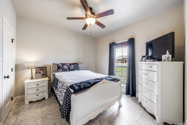 112 S ABREGO XING, Floresville, TX 78114