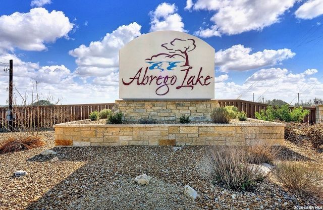 112 S ABREGO XING, Floresville, TX 78114