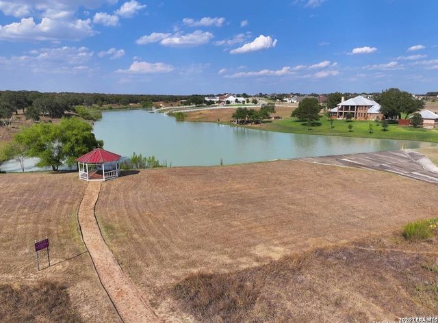 112 S ABREGO XING, Floresville, TX 78114