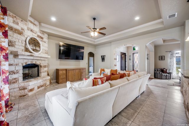 112 S ABREGO XING, Floresville, TX 78114