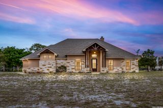 112 S ABREGO XING, Floresville, TX 78114