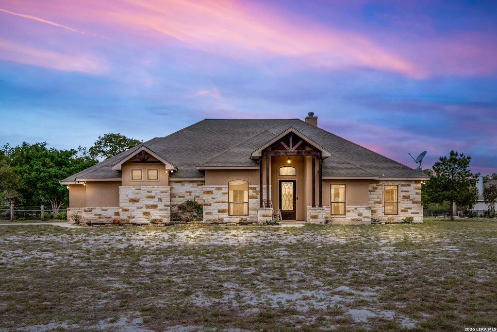 112 S ABREGO XING, Floresville, TX 78114
