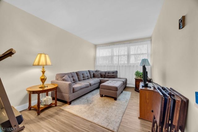 100 Luttgen Pl, Linden City, NJ 07036