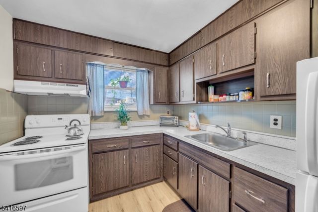 100 Luttgen Pl, Linden City, NJ 07036