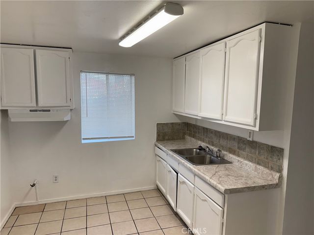 1124 E 40th Place, Los Angeles, CA 90011