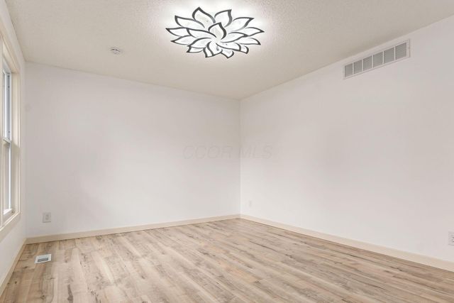 5850 Meadowhurst Way, Dublin, OH 43017