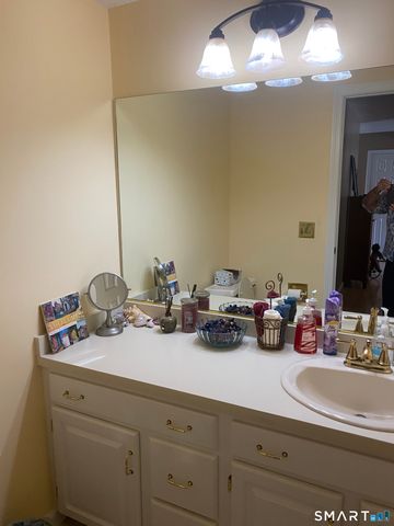 142 Timber Ridge 142, Southington, CT 06489