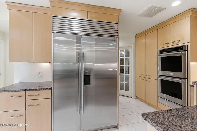 8 Roebling Court, Leonardo, NJ 07737