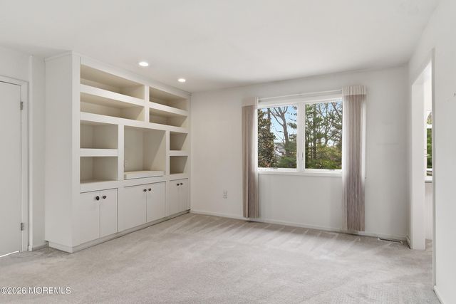 8 Roebling Court, Leonardo, NJ 07737