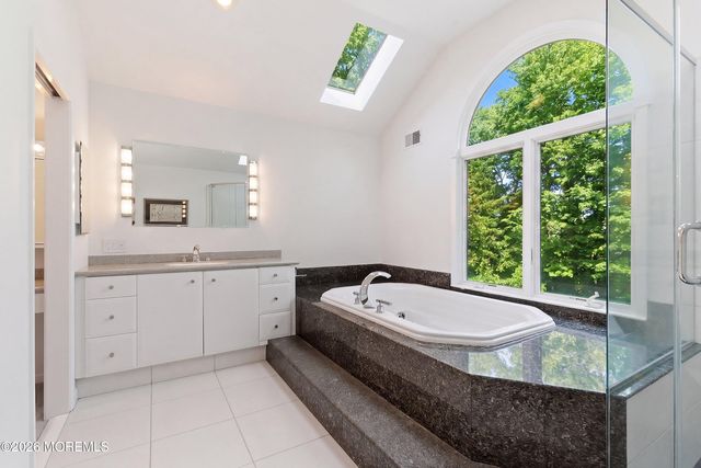 8 Roebling Court, Leonardo, NJ 07737