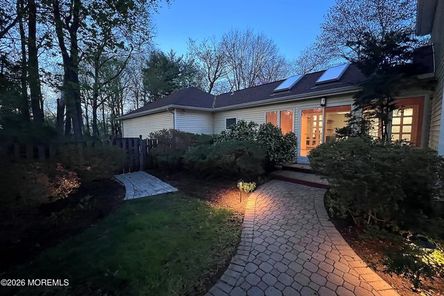 8 Roebling Court, Leonardo, NJ 07737