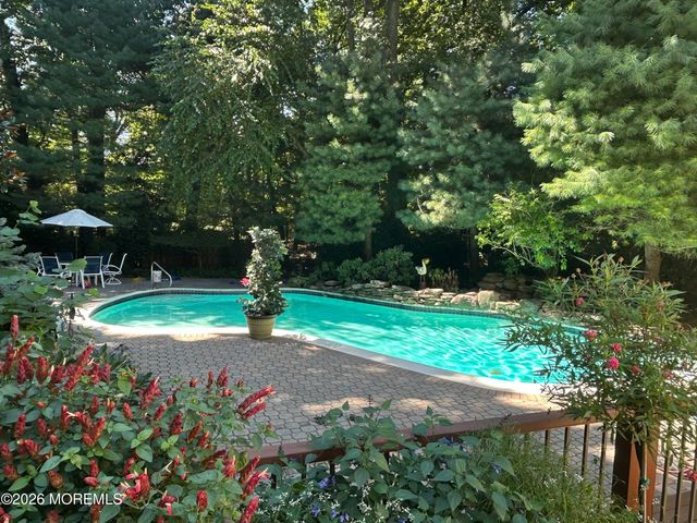 8 Roebling Court, Leonardo, NJ 07737