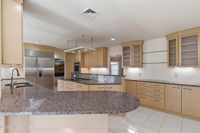 8 Roebling Court, Leonardo, NJ 07737