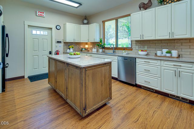 1056 Niagara Falls Drive, Redmond, OR 97756