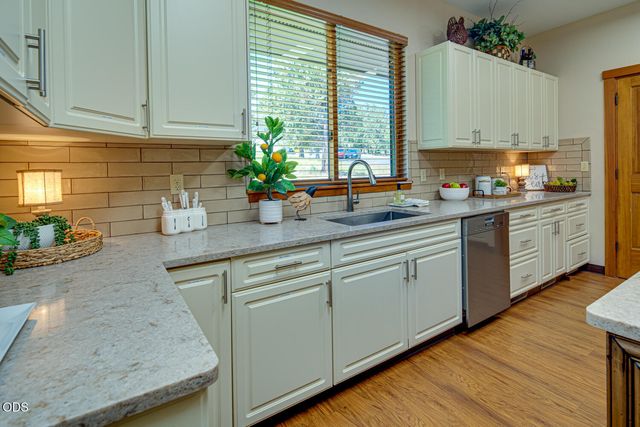 1056 Niagara Falls Drive, Redmond, OR 97756