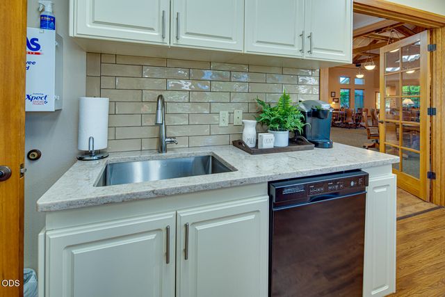 1056 Niagara Falls Drive, Redmond, OR 97756