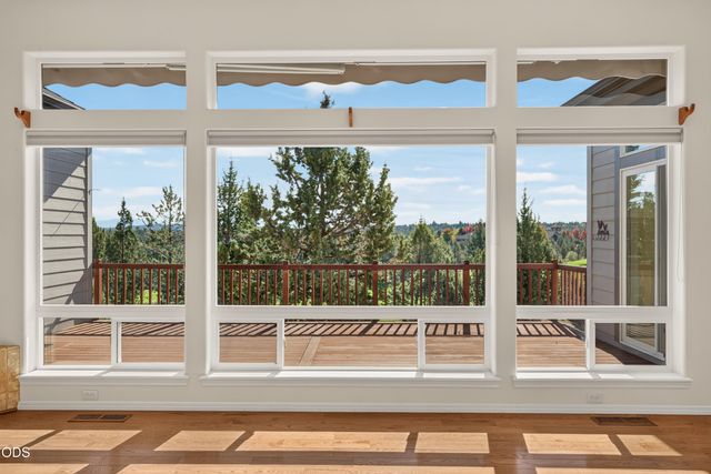 1056 Niagara Falls Drive, Redmond, OR 97756