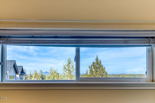 1056 Niagara Falls Drive, Redmond, OR 97756