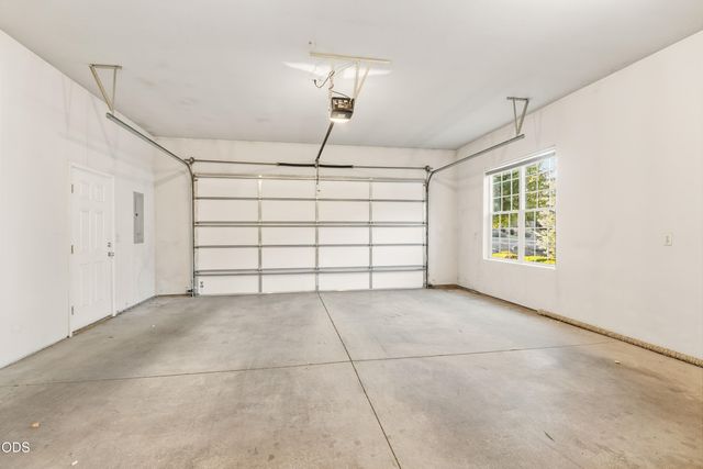 1056 Niagara Falls Drive, Redmond, OR 97756