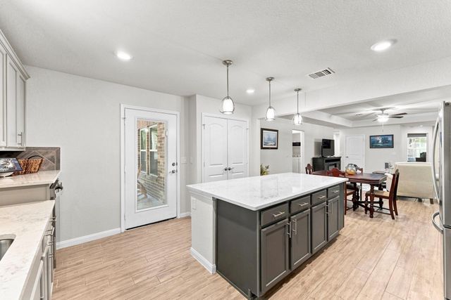201 Flaxen Chestnut, The Woodlands, TX 77382